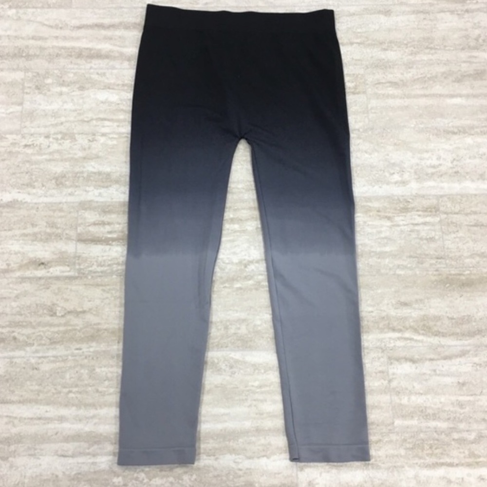 💕Black & Gray Ombré Capri tights